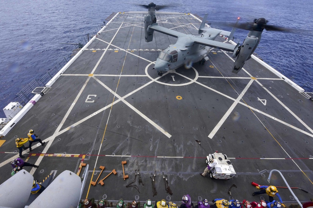 USS John P. Murtha (LPD 26) Flight Ops