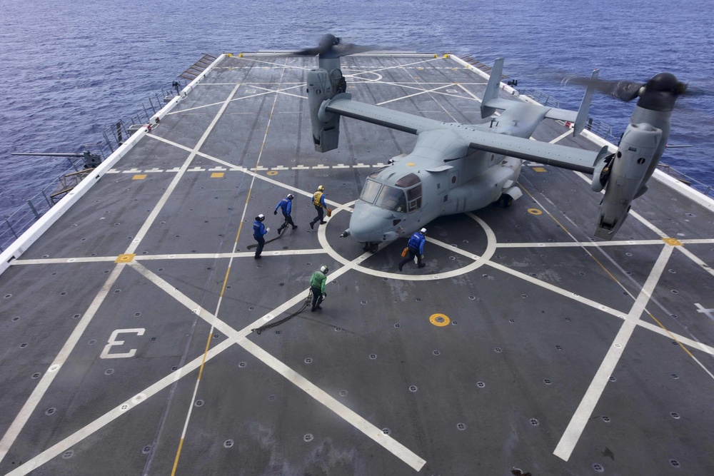 USS John P. Murtha (LPD 26) Flight Ops