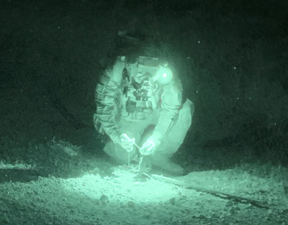 Army EOD Soldiers support combat engineers during wet gap training