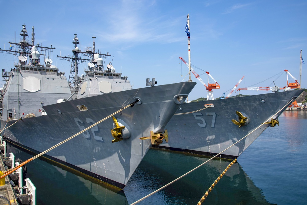 USS Lake Champlain arrives in Yokosuka
