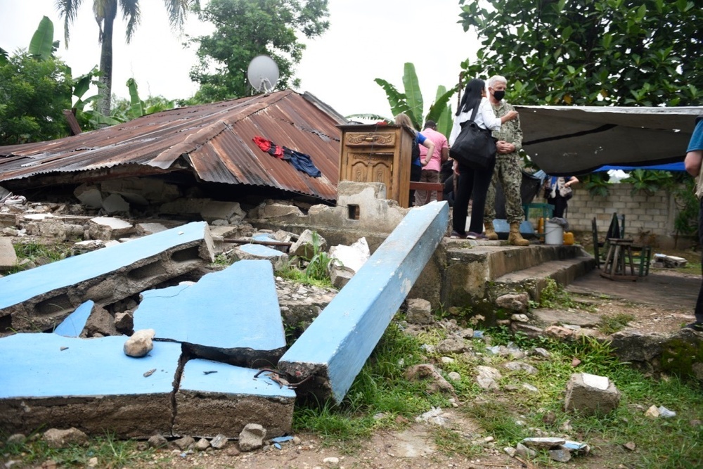 USSOUTHCOM commander, JTF-Haiti commanders visit Haitian communities after supply drops