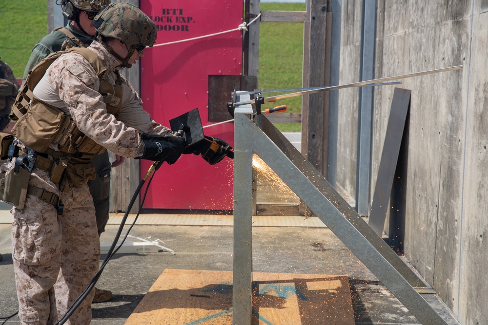 Reconnaissance mechanical and thermal breaching