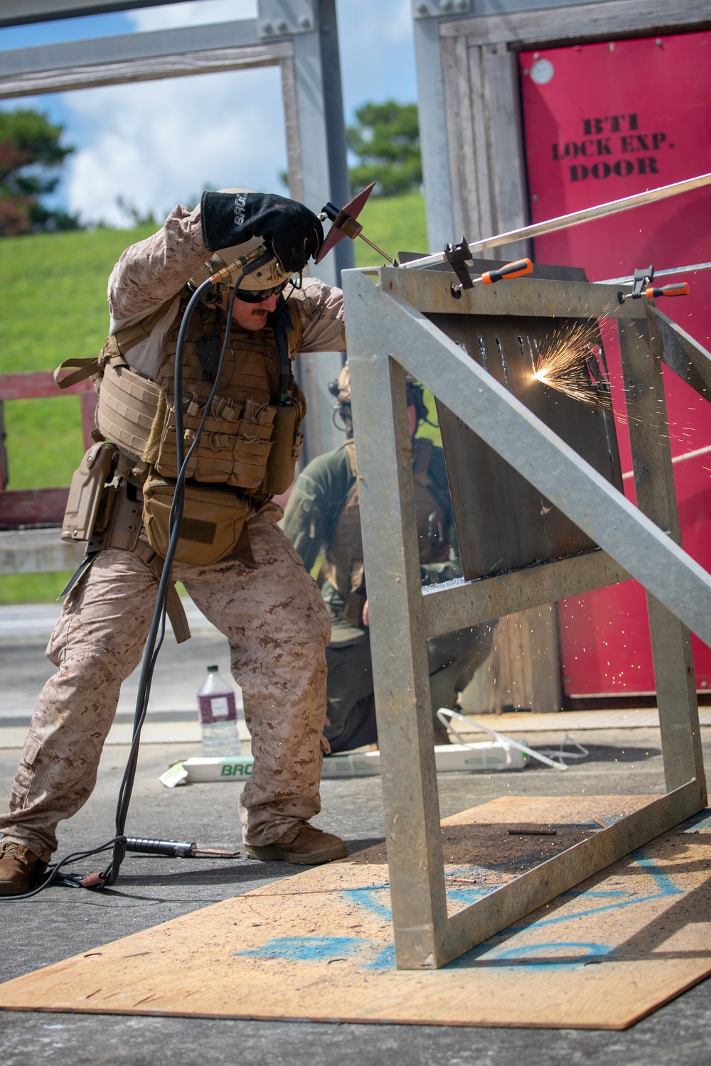 Reconnaissance mechanical and thermal breaching