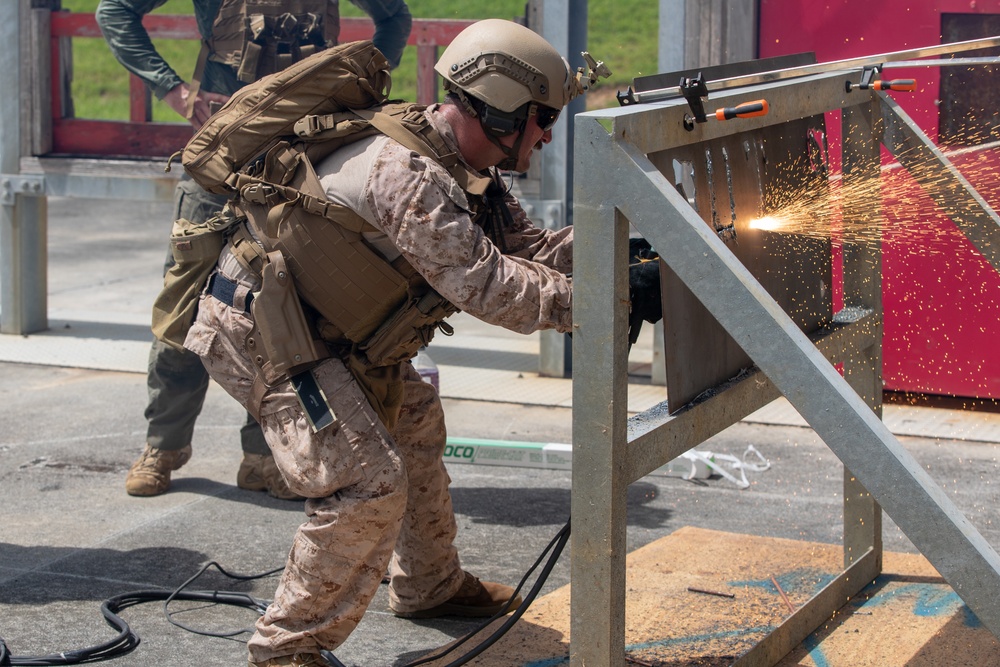 Reconnaissance mechanical and thermal breaching