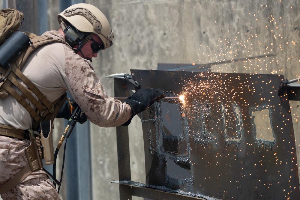 Reconnaissance mechanical and thermal breaching