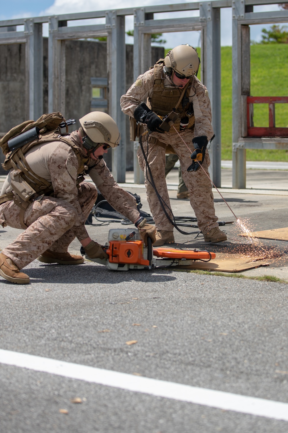 Reconnaissance mechanical and thermal breaching