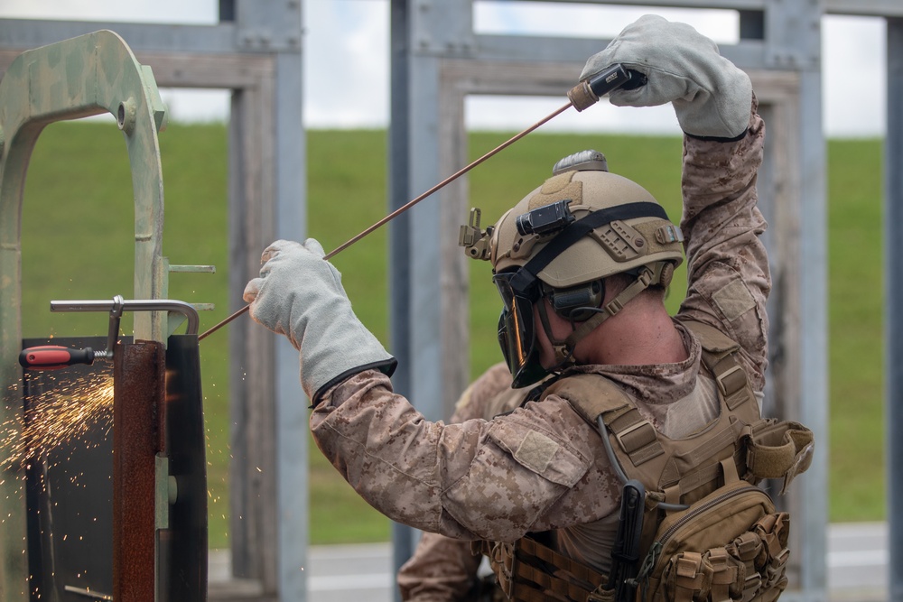 Reconnaissance mechanical and thermal breaching