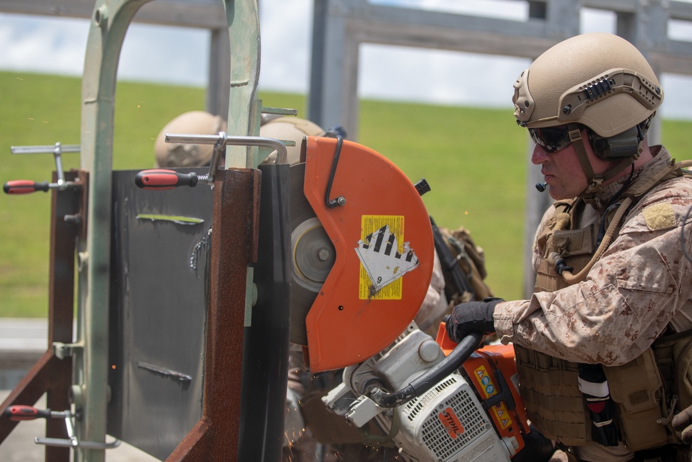 Reconnaissance mechanical and thermal breaching