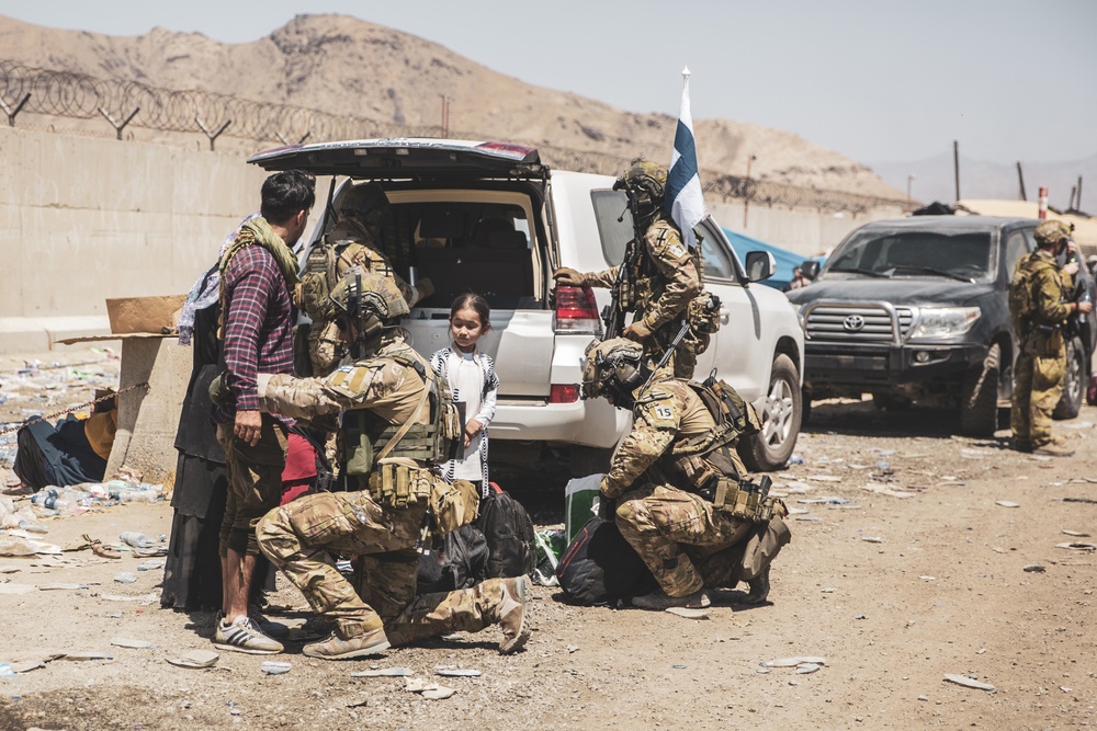 Finnish coalition forces assist evacuees