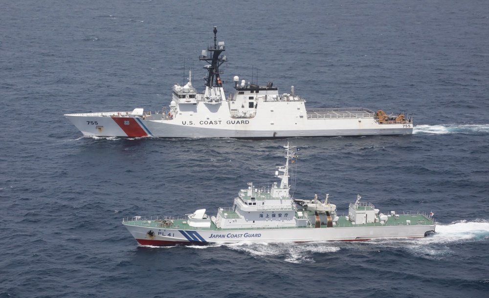Photo of U.S. and Japan Coast Guard vessels