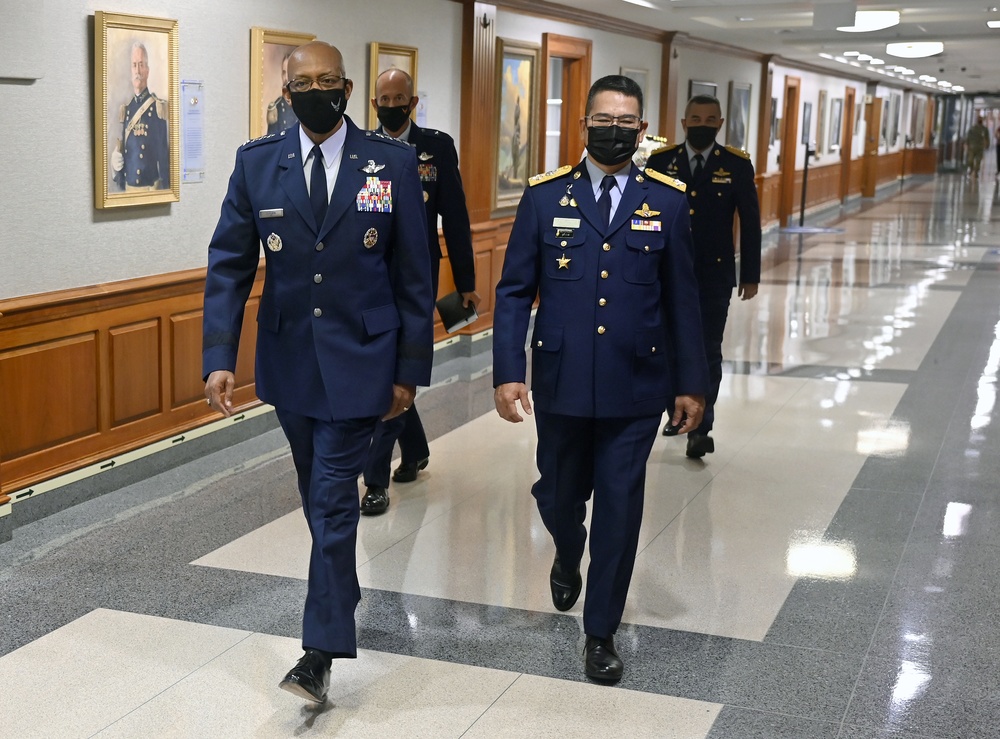 CSAF Gen. Brown meets Thai Air Force chief of the air staff