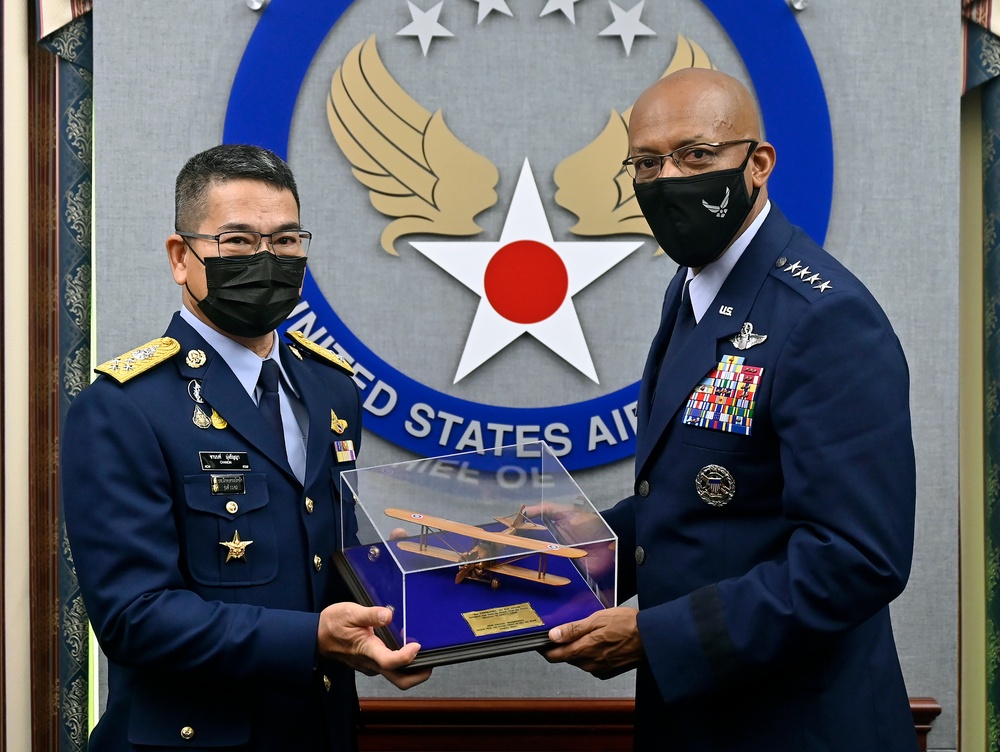 CSAF Gen. Brown meets Thai Air Force chief of the air staff