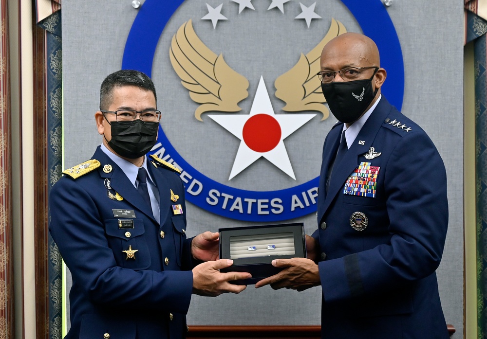 CSAF Gen. Brown meets Thai Air Force chief of the air staff