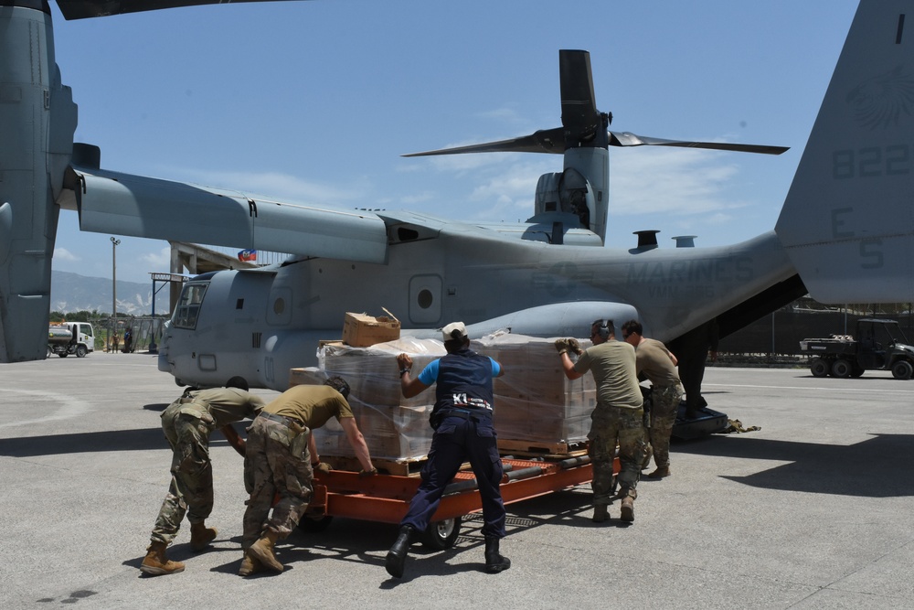 JTF-Haiti airlifts food to Haitians effected by the earthquake