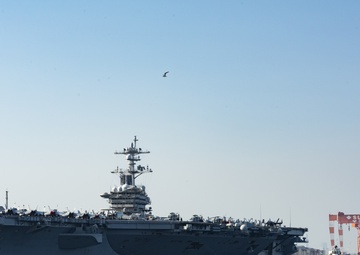 USS Carl Vinson arrives at Commander, Fleet Activities Yokosuka for scheduled port visit
