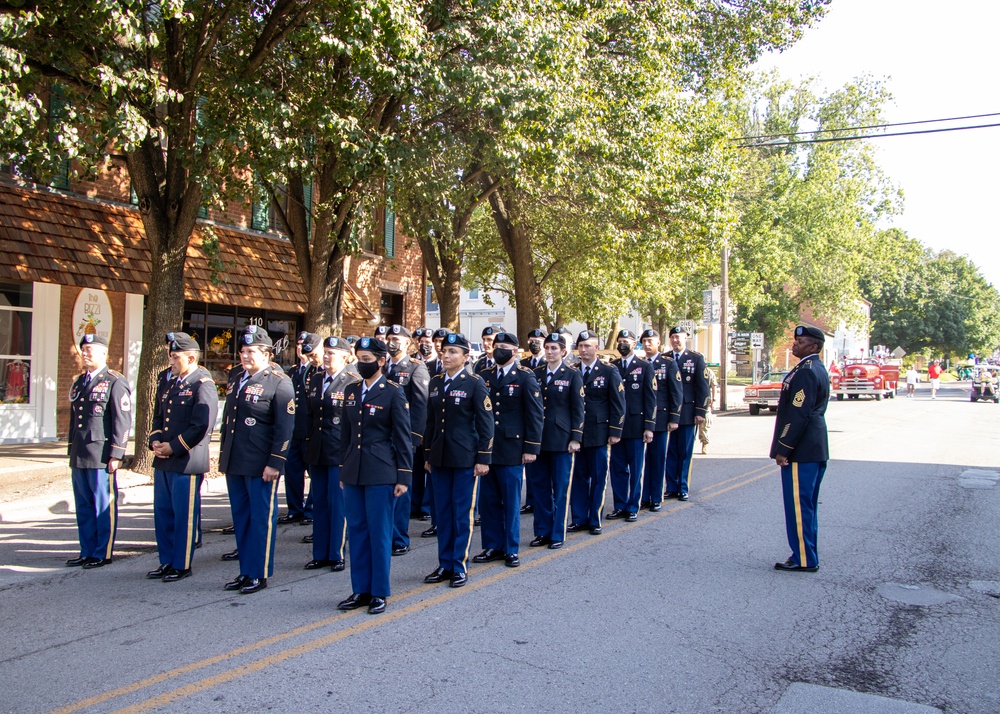 Soldiers from Fort Knox Participate in Heartland Homecoming Parade