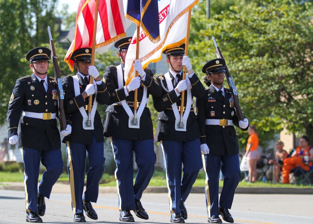 Soldiers from Fort Knox Participate in Heartland Homecoming Parade