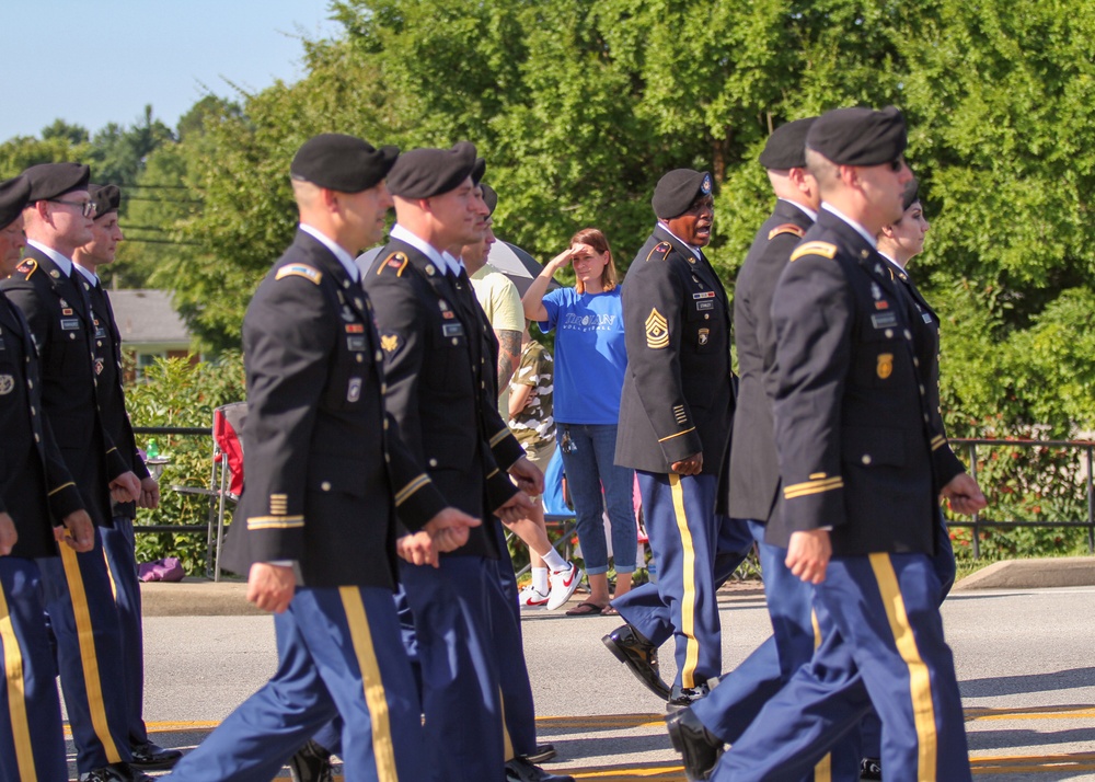 Soldiers from Fort Knox Participate in Heartland Homecoming Parade