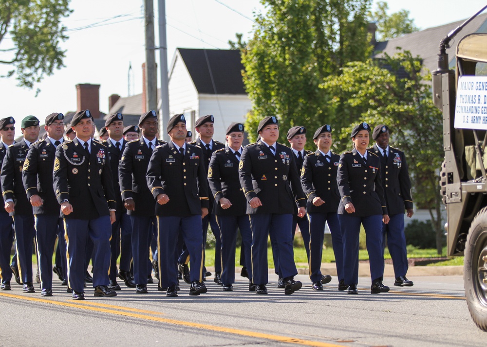 Soldiers from Fort Knox Participate in Heartland Homecoming Parade