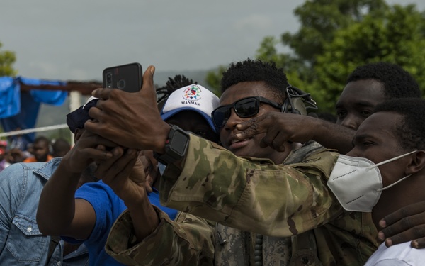 JTF-Haiti, 1-228th Aviation Regiment delivers humanitarian aid to residents in Maniche