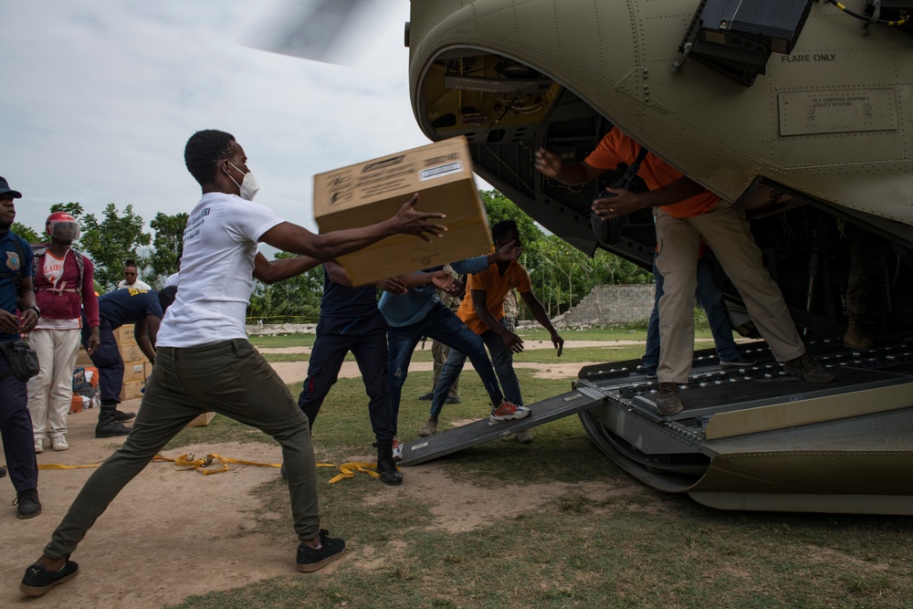 JTF-Haiti, 1-228th Aviation Regiment delivers humanitarian aid to residents in Maniche