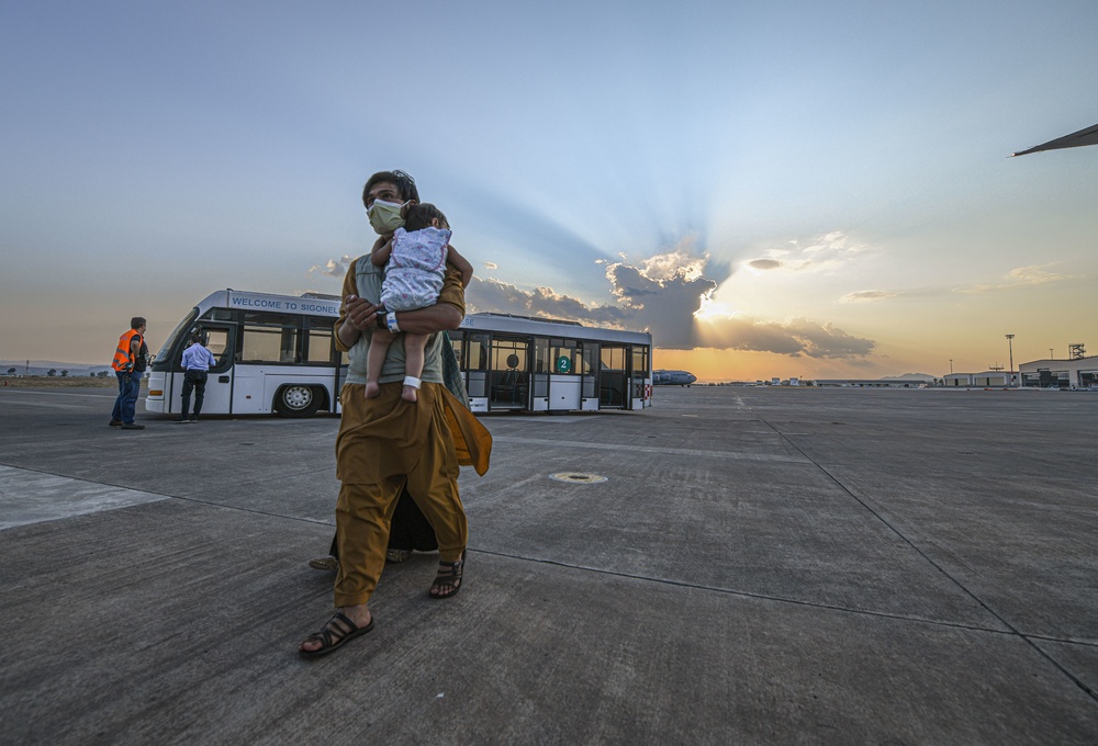 Evacuees from Afghanistan depart NAS Sigonella on full flight