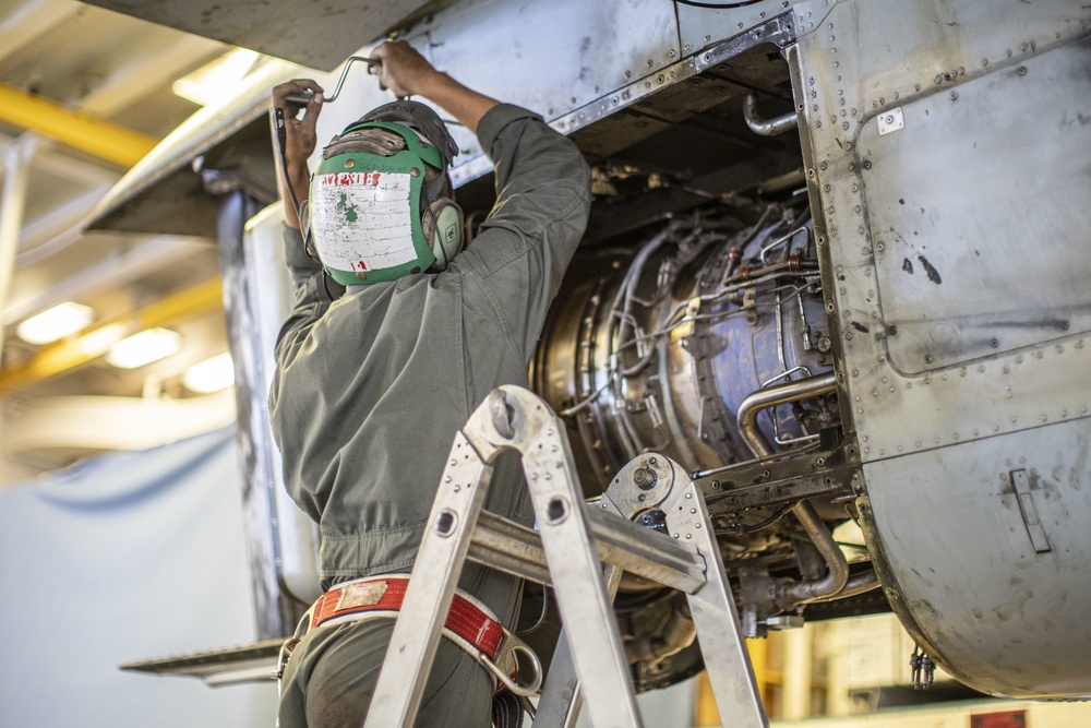 11th MEU, VMM 165 perform routine maintenance