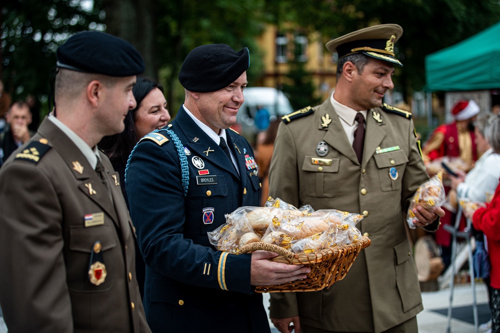 Battle Group Poland's leaders join local community's celebration