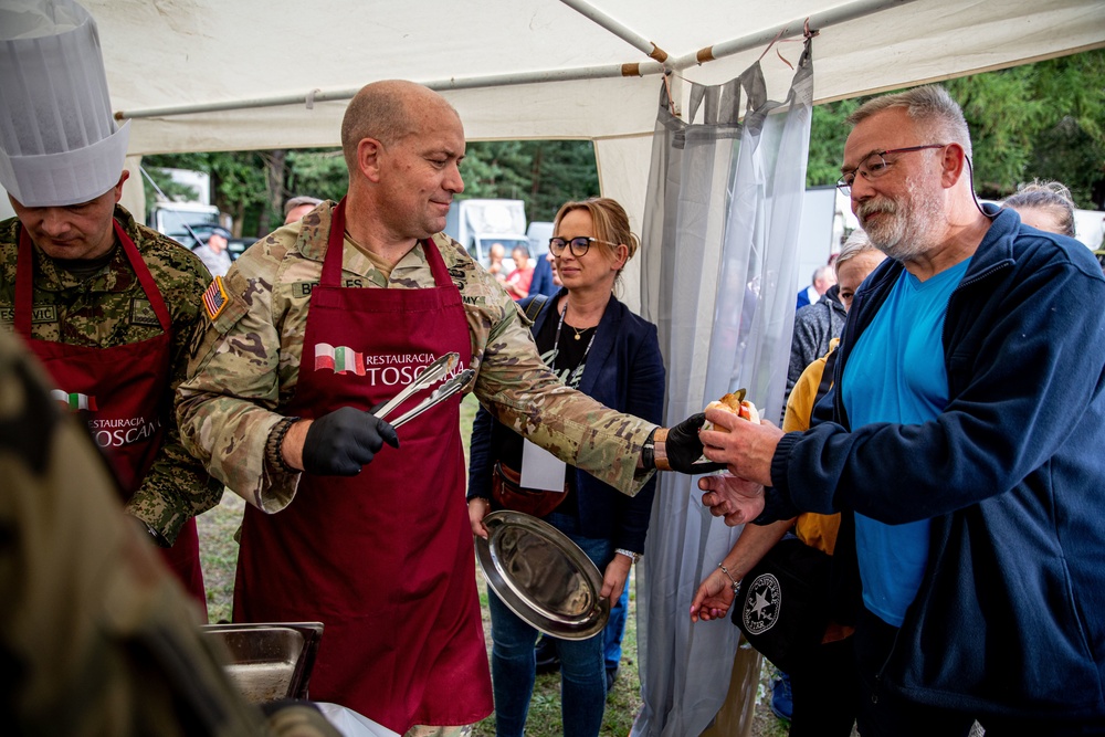 Battle Group Poland's leaders join local community's celebration