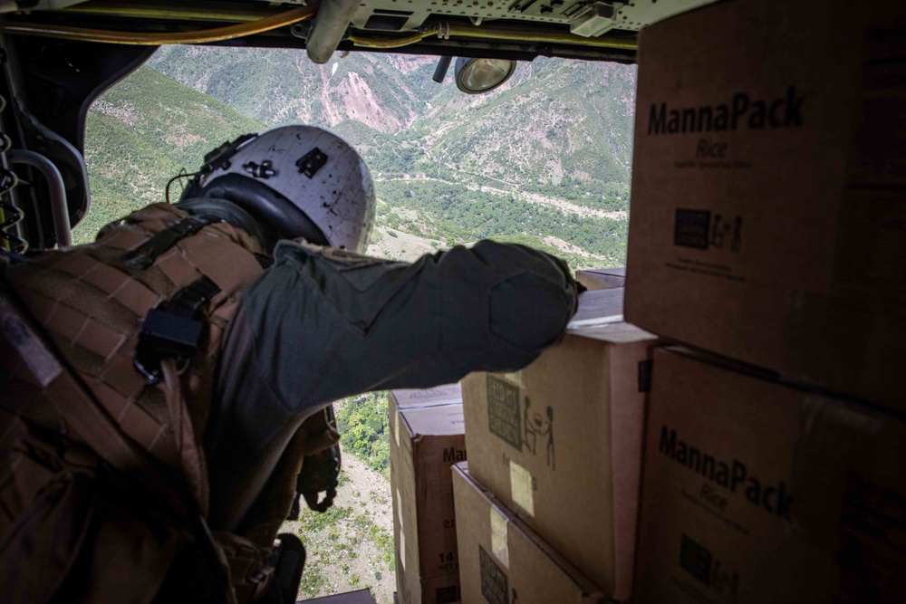 HSC-28 Aircrewman Prepares To Deliver Humanitarian Aid In Haiti