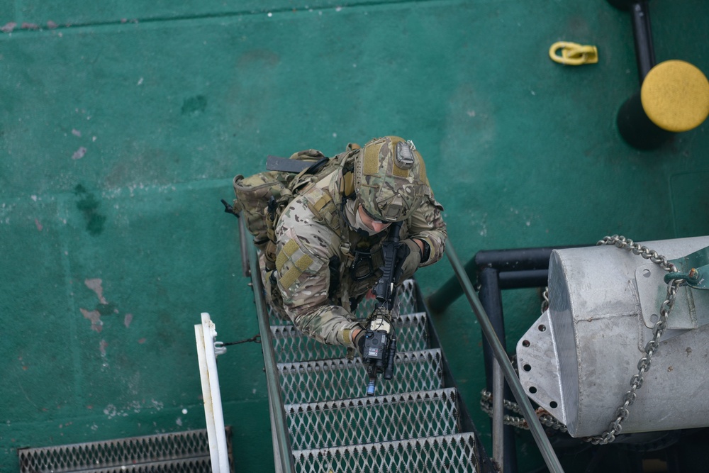 Coast Guard conducts law enforcement training exercise in the Columbia River