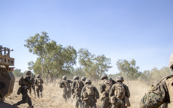 Marines and Australian conduct a mechanized infantry assault for Exercise Koolendong