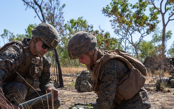 MRF-D and 1 Combat Signal Regiment create a retransmission site during Exercise Koolendong