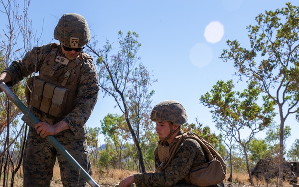 MRF-D and 1 Combat Signal Regiment create a retransmission site during Exercise Koolendong