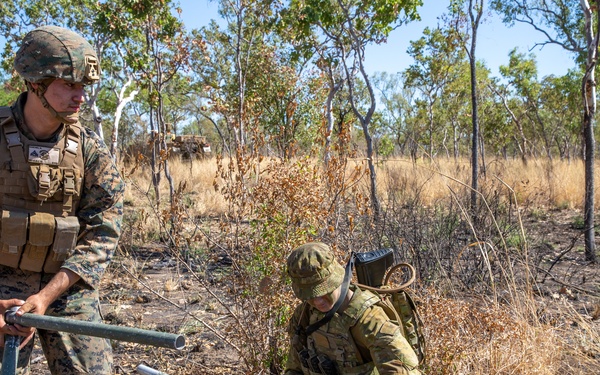 MRF-D and 1 Combat Signal Regiment create a retransmission site during Exercise Koolendong