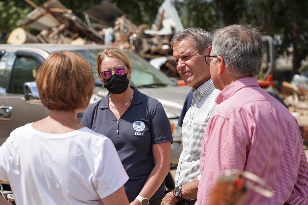 FEMA Administrator and Tennessee Governor Meeting Survivors