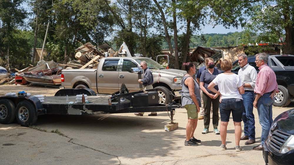 Tennessee Governor and FEMA Administrator Visit Survivors