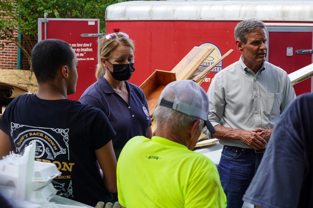 Governor and FEMA Administrator Meet Volunteers