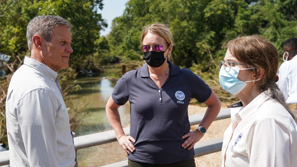 Governor and FEMA Leadership Take a Moment to Reflect