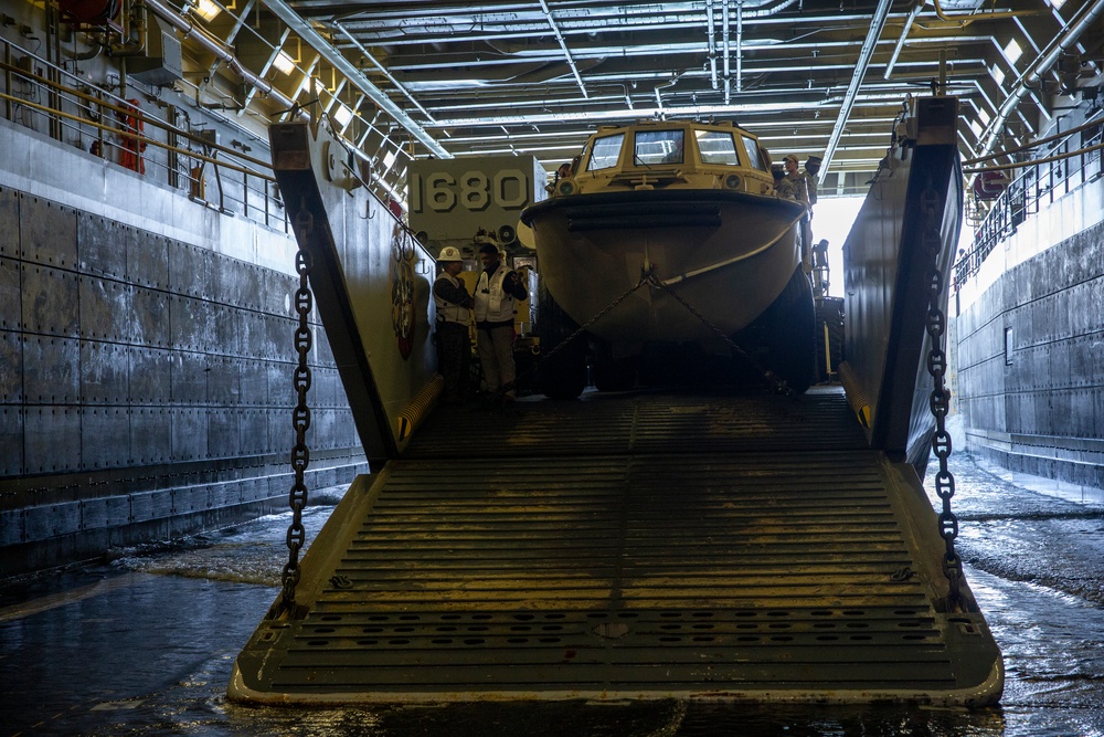 USS John P. Murtha conducts well deck operations