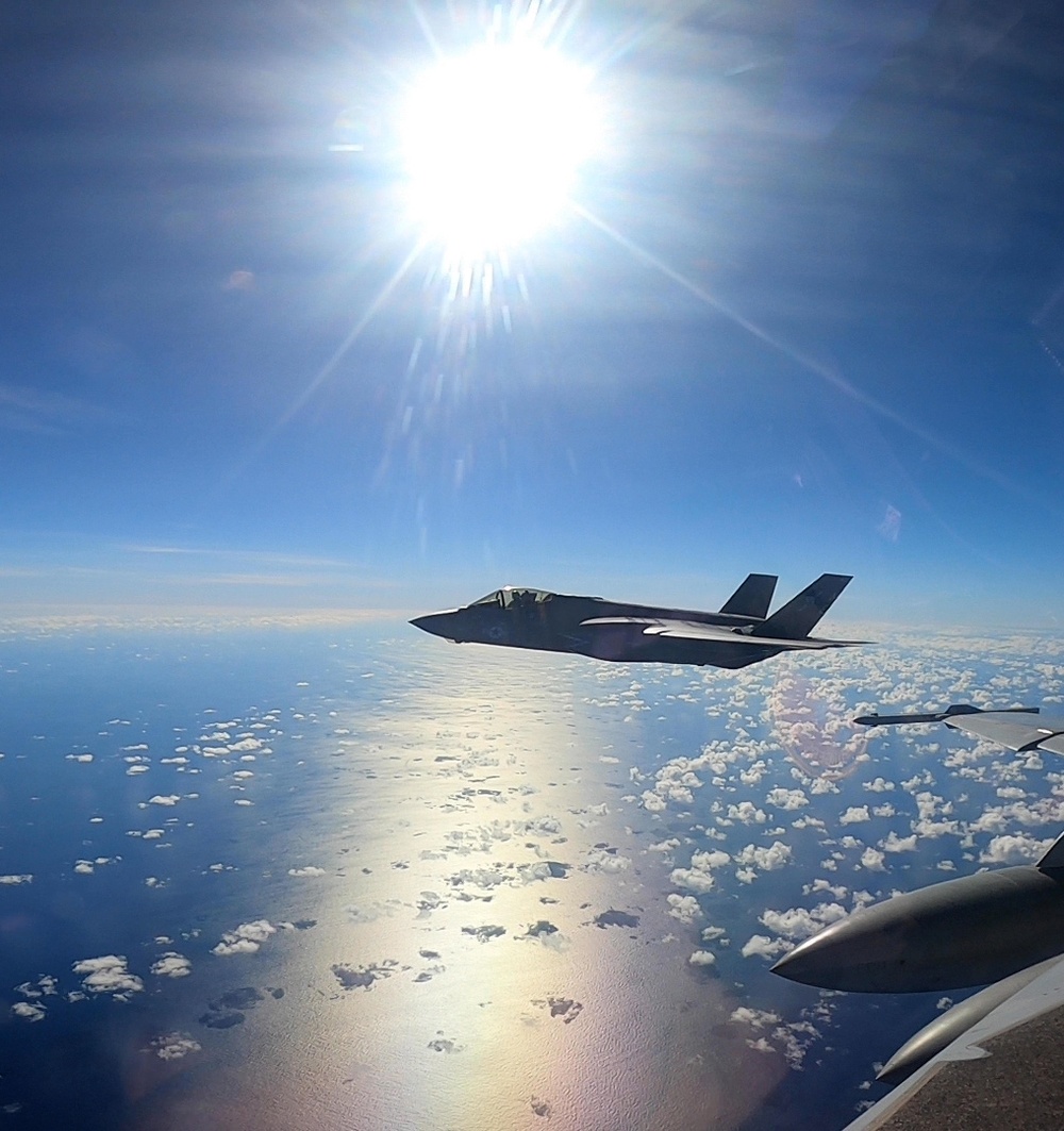USS Carl Vinson (CVN 70) Supports a Mine Counter Measure Exercise
