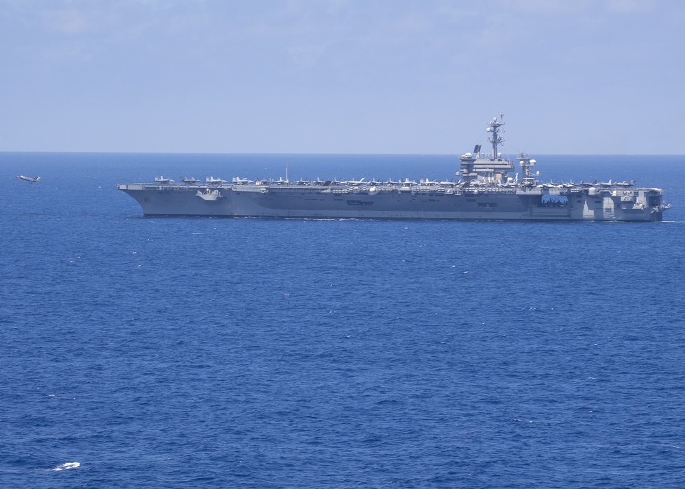 USS Carl Vinson (CVN 70) Supports a Mine Counter Measure Exercise