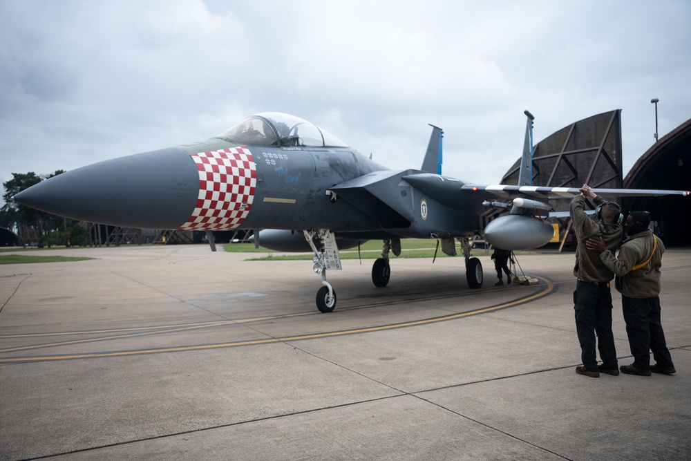 DVIDS Images Liberty Wing commander achieves 1,000 flying hours in F15 aircraft [Image 1 of 5]