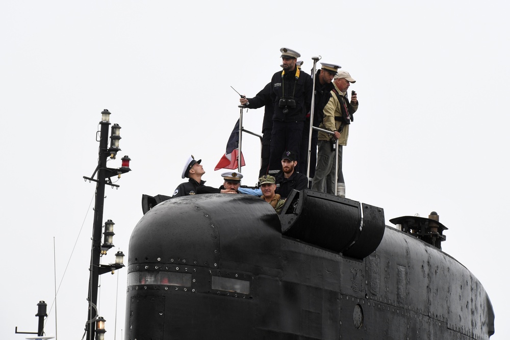 FNS Amethyste (S605) visits Naval Submarine Base New London