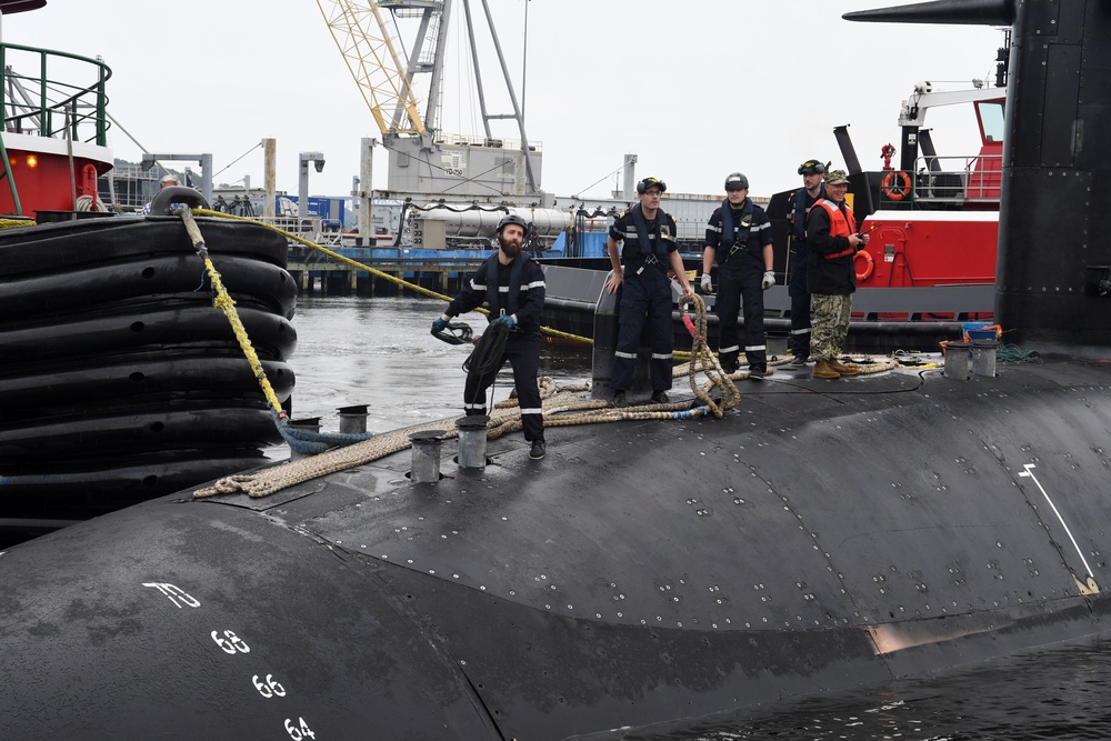 FNS Amethyste (S605) visits Naval Submarine Base New London