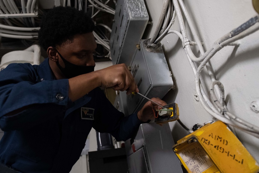 USS Carl Vinson (CVN 70) Conducts Maintenance On A Battle Lantern