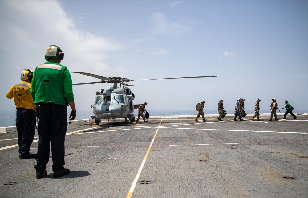 JTF-Haiti Commander Visits the USS Arlington