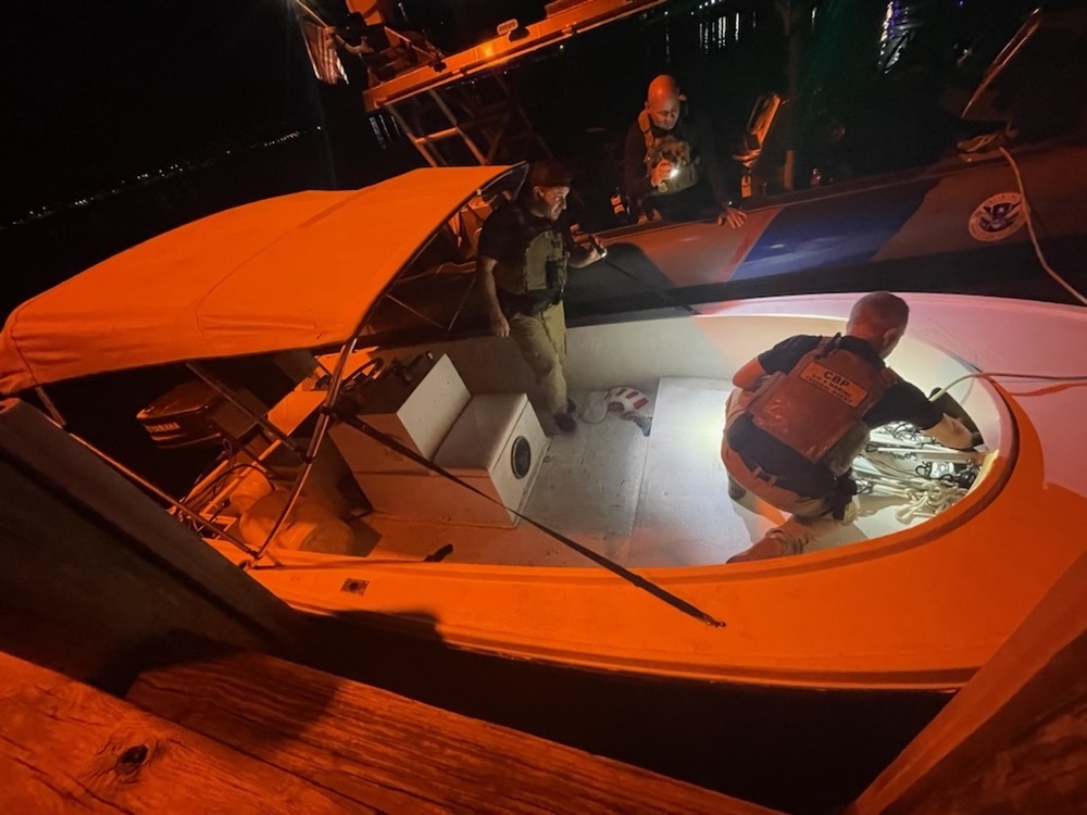 Coast Guard transfers 8 migrants to Bahamas