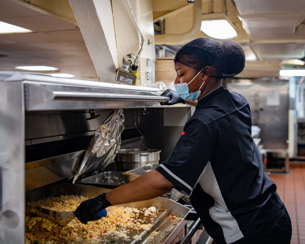USS Carl Vinson (CVN 70) Sailor Prepares Food