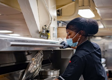 USS Carl Vinson (CVN 70) Sailor Prepares Food